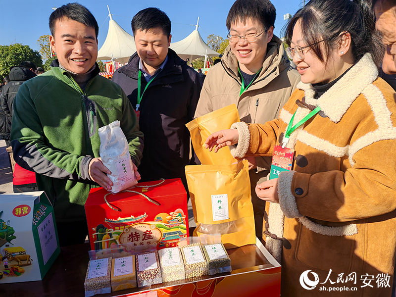 特色农凯发官网入口的产品展示。人民网 丁纪摄.jpg